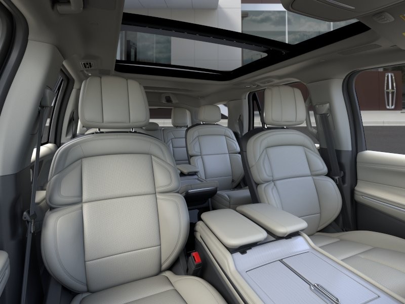 Lincoln Navigator Vehicle Full-screen Gallery Image 10