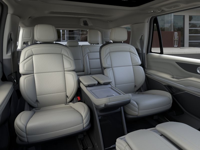 Lincoln Navigator Vehicle Full-screen Gallery Image 11