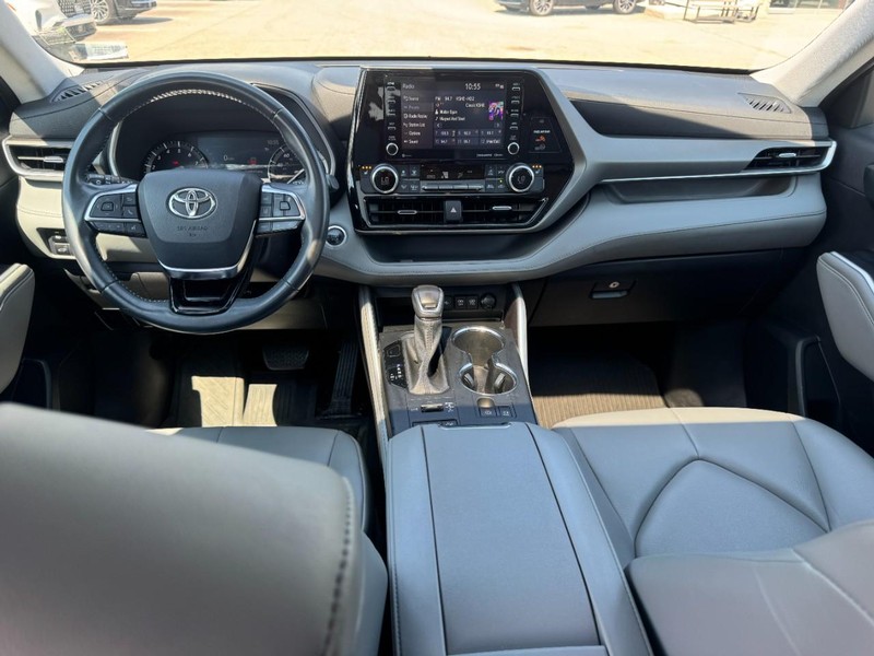Toyota Highlander Vehicle Full-screen Gallery Image 09