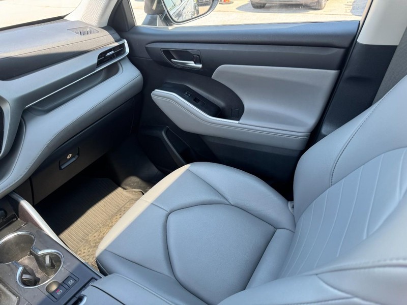 Toyota Highlander Vehicle Full-screen Gallery Image 11