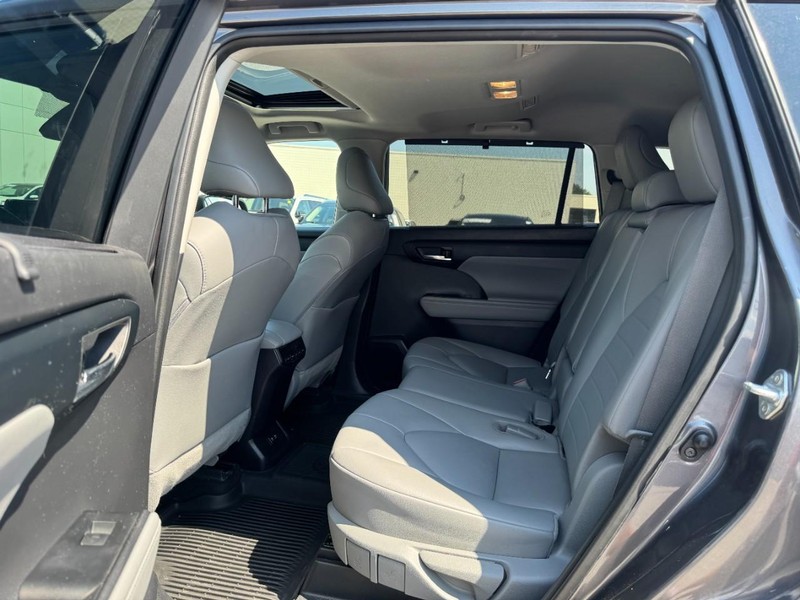 Toyota Highlander Vehicle Full-screen Gallery Image 12