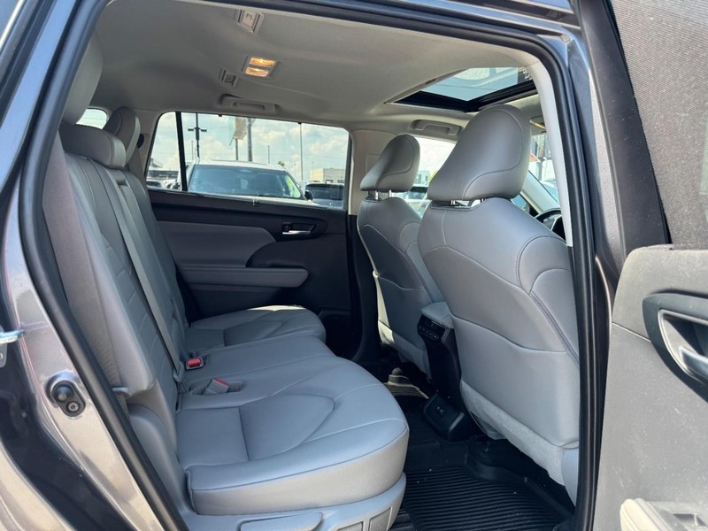 Toyota Highlander Vehicle Full-screen Gallery Image 13
