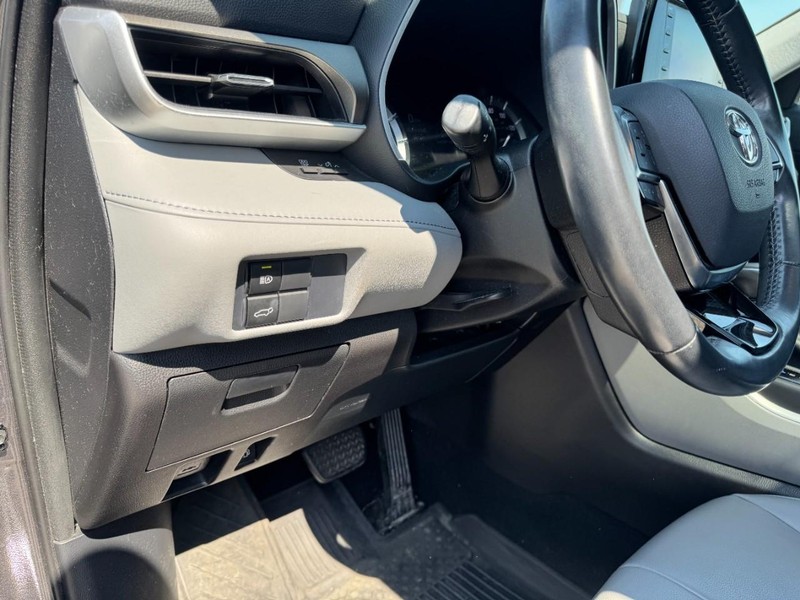 Toyota Highlander Vehicle Full-screen Gallery Image 14