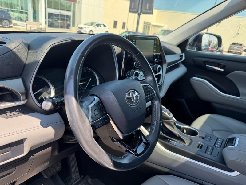 Toyota Highlander Vehicle Full-screen Gallery Image 15