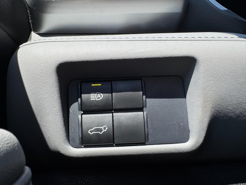 Toyota Highlander Vehicle Full-screen Gallery Image 22