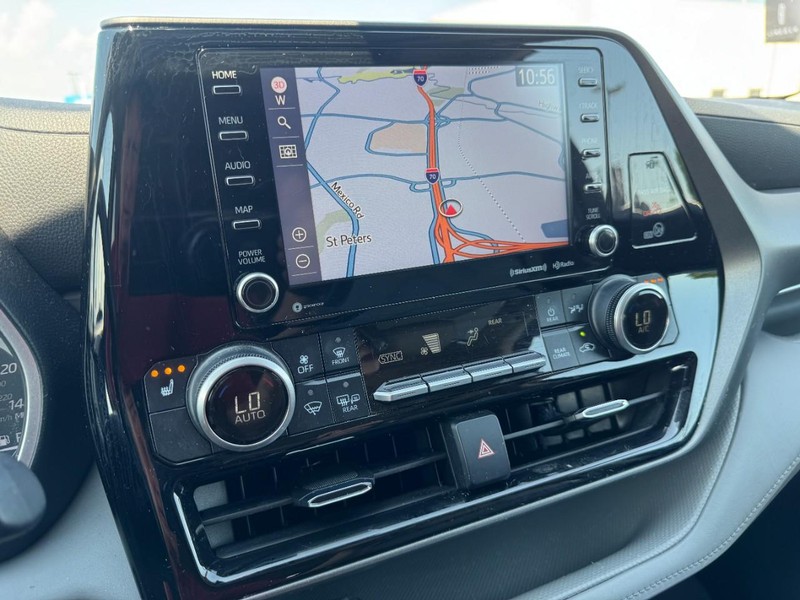 Toyota Highlander Vehicle Full-screen Gallery Image 23
