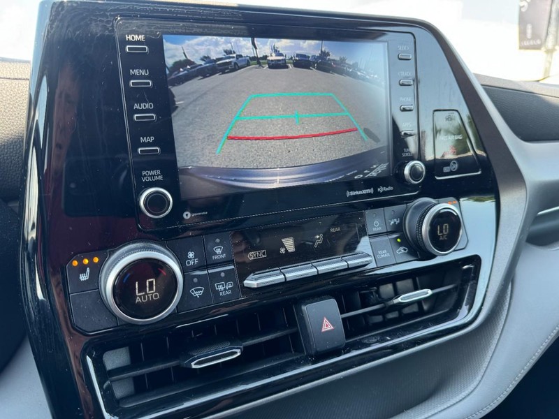 Toyota Highlander Vehicle Full-screen Gallery Image 24