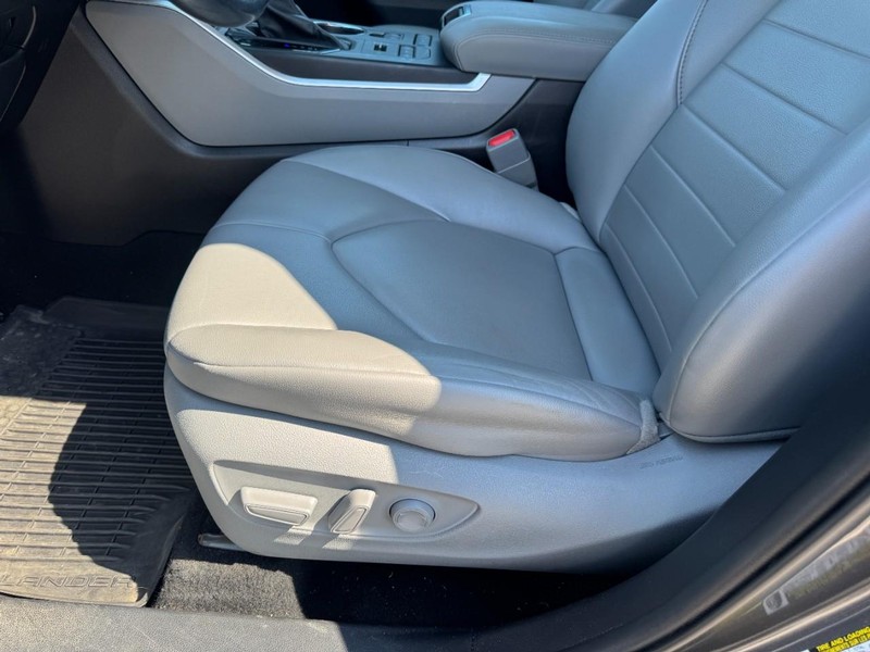 Toyota Highlander Vehicle Full-screen Gallery Image 26