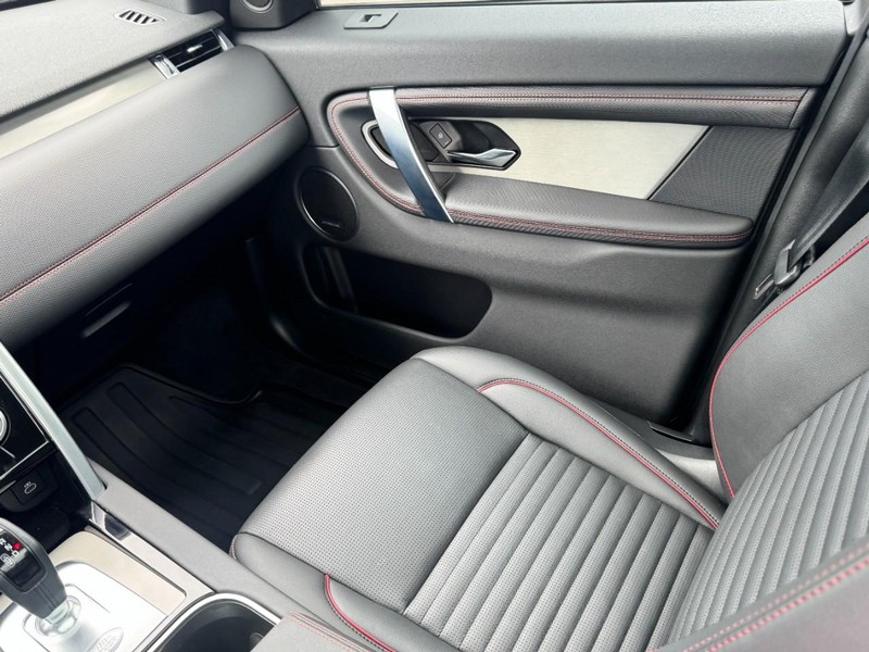 Land Rover Discovery Sport Vehicle Full-screen Gallery Image 11