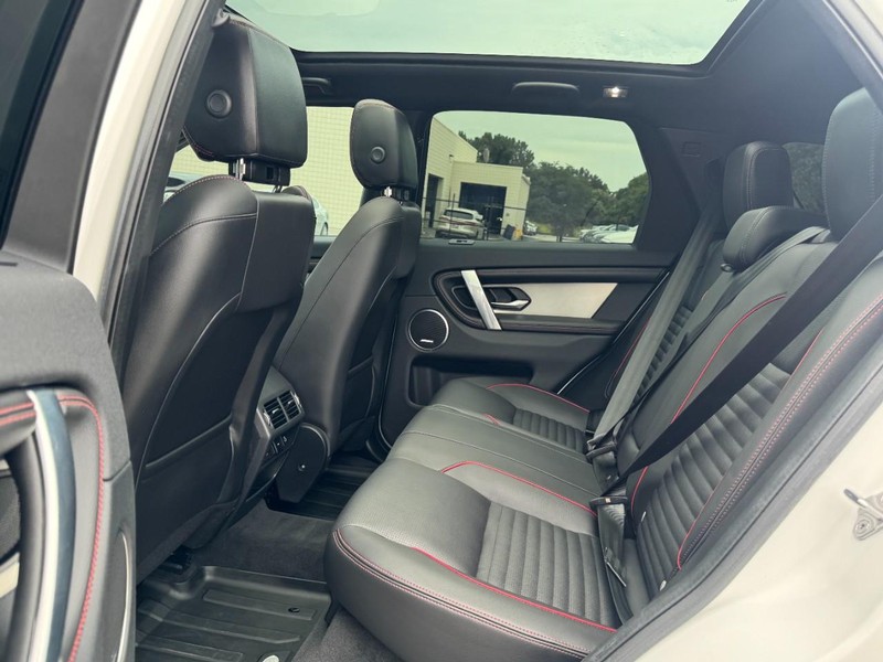 Land Rover Discovery Sport Vehicle Full-screen Gallery Image 12