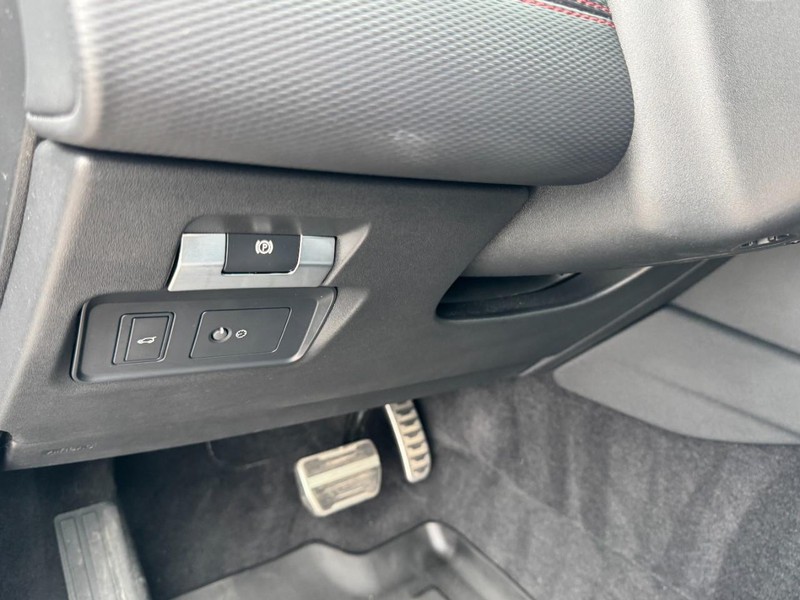Land Rover Discovery Sport Vehicle Full-screen Gallery Image 14