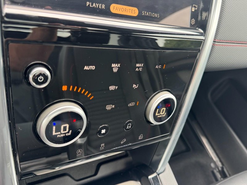 Land Rover Discovery Sport Vehicle Full-screen Gallery Image 17