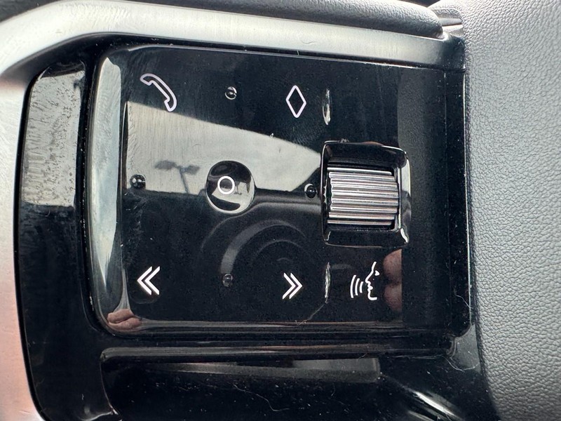 Land Rover Discovery Sport Vehicle Full-screen Gallery Image 18
