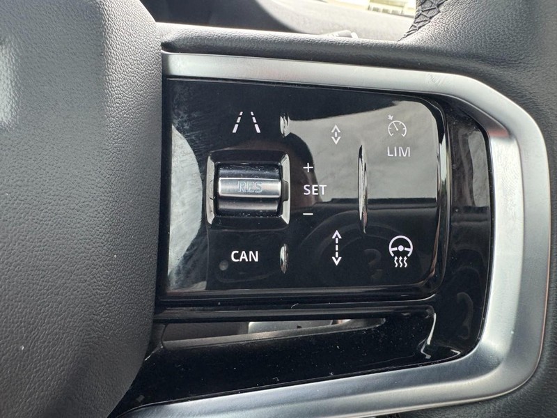 Land Rover Discovery Sport Vehicle Full-screen Gallery Image 19