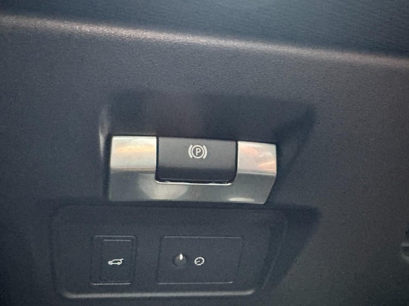 Land Rover Discovery Sport Vehicle Full-screen Gallery Image 22