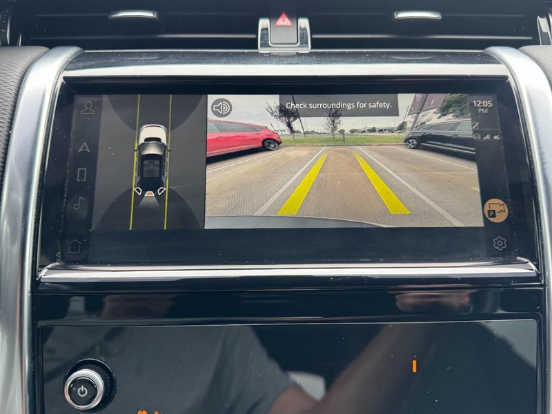 Land Rover Discovery Sport Vehicle Full-screen Gallery Image 24