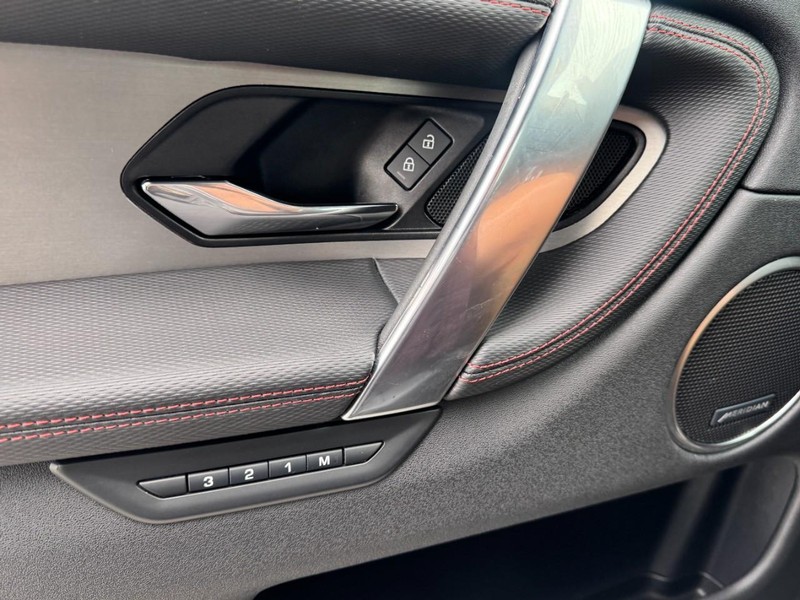 Land Rover Discovery Sport Vehicle Full-screen Gallery Image 25