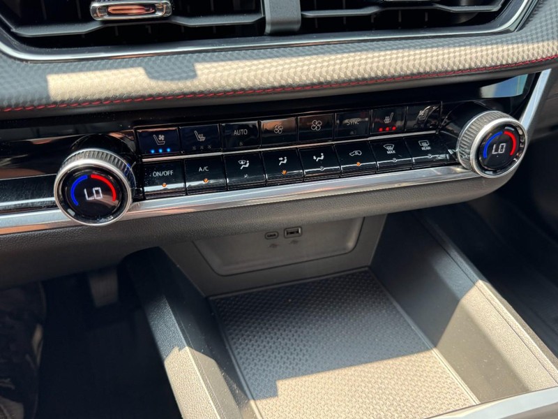 Chevrolet Equinox Vehicle Full-screen Gallery Image 17