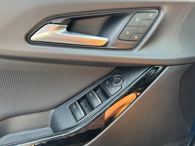 Chevrolet Equinox Vehicle Full-screen Gallery Image 25