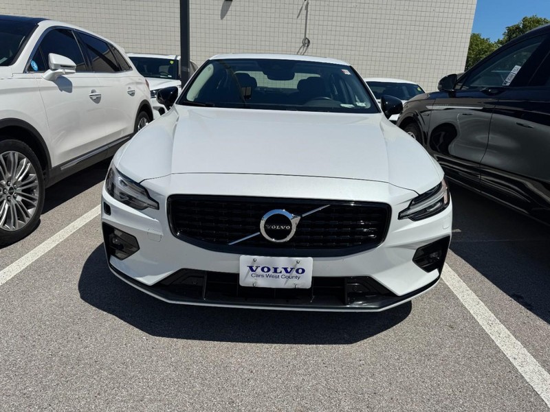 Volvo S60 Vehicle Full-screen Gallery Image 02