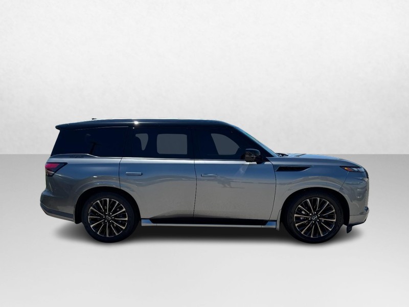 INFINITI QX80 Vehicle Full-screen Gallery Image 04