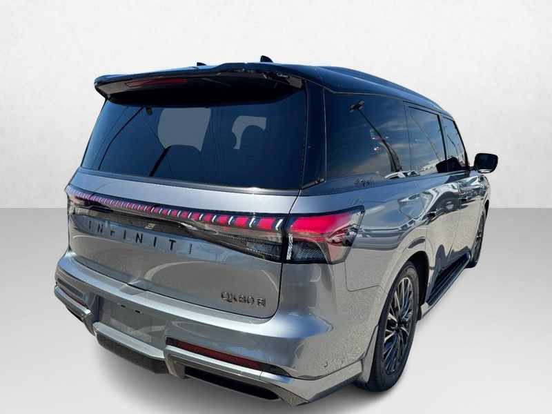 INFINITI QX80 Vehicle Full-screen Gallery Image 05