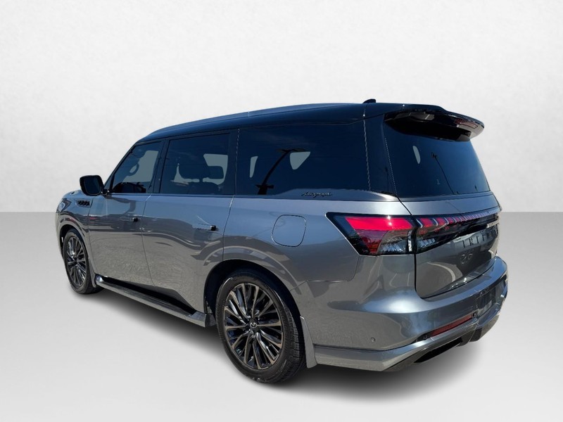 INFINITI QX80 Vehicle Full-screen Gallery Image 08