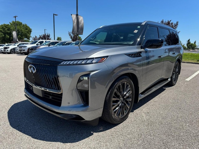 INFINITI QX80 Vehicle Full-screen Gallery Image 09