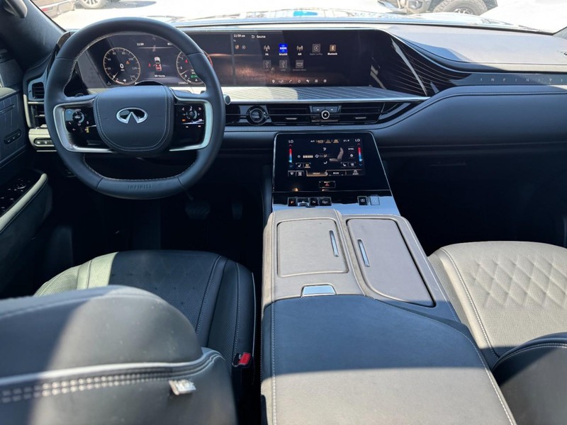 INFINITI QX80 Vehicle Full-screen Gallery Image 10