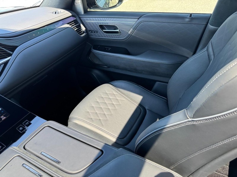 INFINITI QX80 Vehicle Full-screen Gallery Image 12