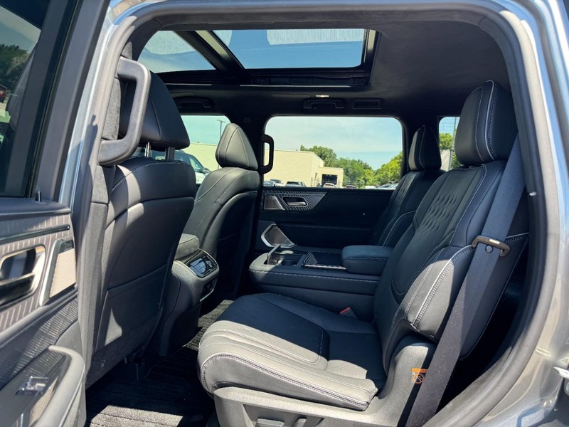 INFINITI QX80 Vehicle Full-screen Gallery Image 13