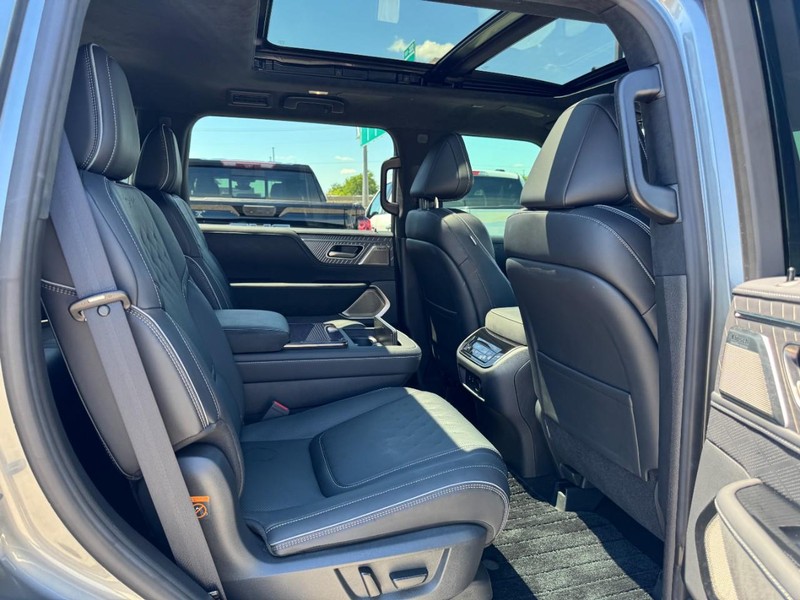 INFINITI QX80 Vehicle Full-screen Gallery Image 14