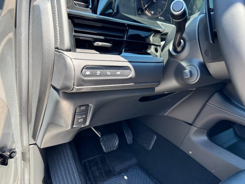 INFINITI QX80 Vehicle Full-screen Gallery Image 15