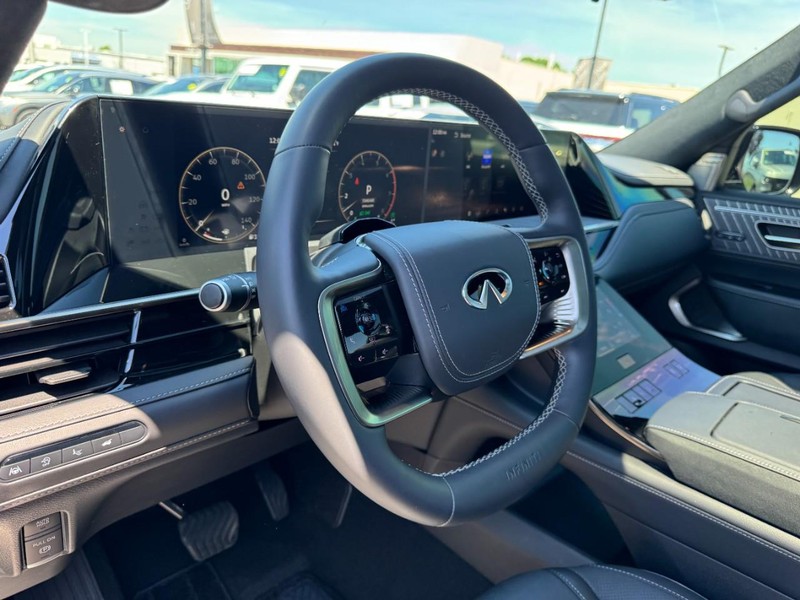INFINITI QX80 Vehicle Full-screen Gallery Image 16
