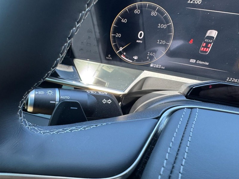 INFINITI QX80 Vehicle Full-screen Gallery Image 21