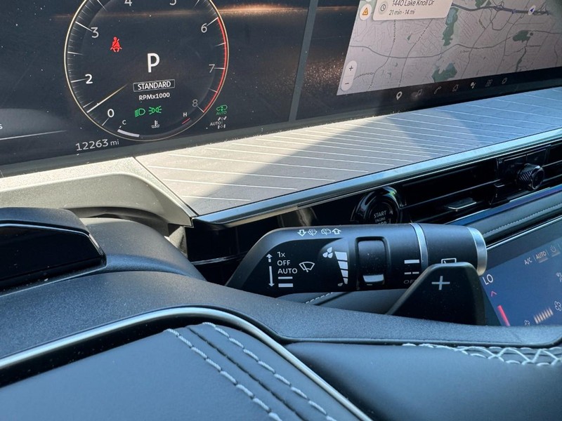 INFINITI QX80 Vehicle Full-screen Gallery Image 22