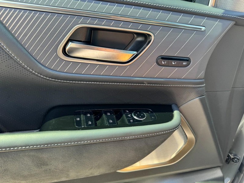 INFINITI QX80 Vehicle Full-screen Gallery Image 26