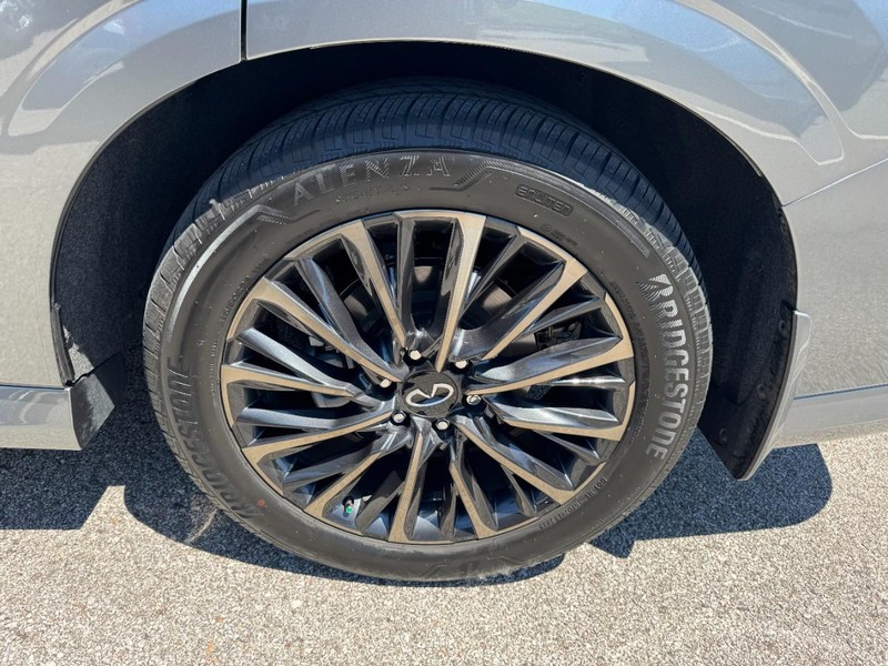 INFINITI QX80 Vehicle Full-screen Gallery Image 28