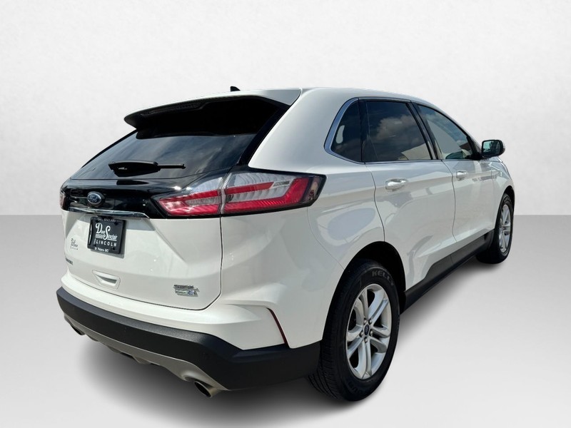 Ford Edge Vehicle Full-screen Gallery Image 05