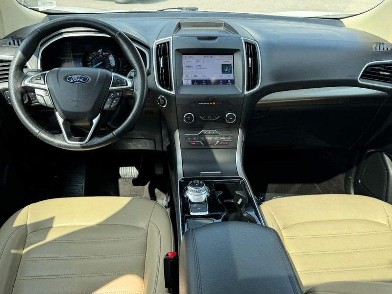 Ford Edge Vehicle Full-screen Gallery Image 09