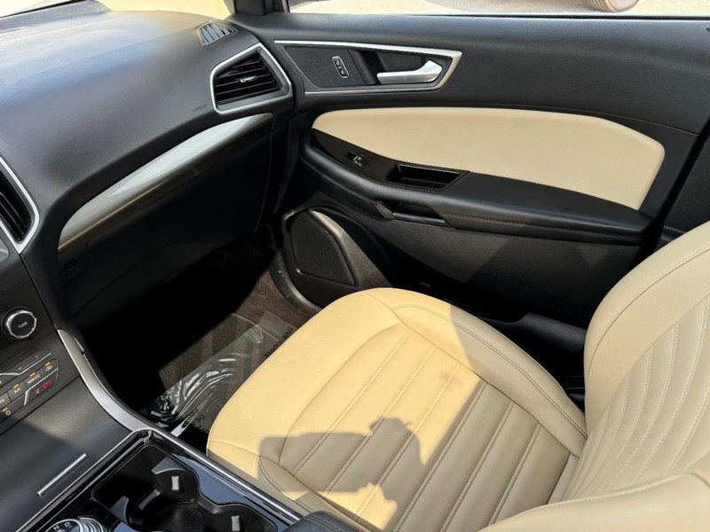 Ford Edge Vehicle Full-screen Gallery Image 11