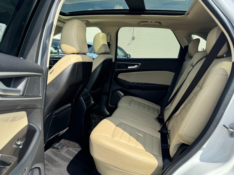 Ford Edge Vehicle Full-screen Gallery Image 12