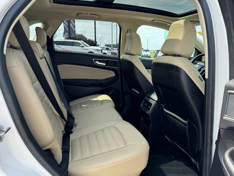 Ford Edge Vehicle Full-screen Gallery Image 13