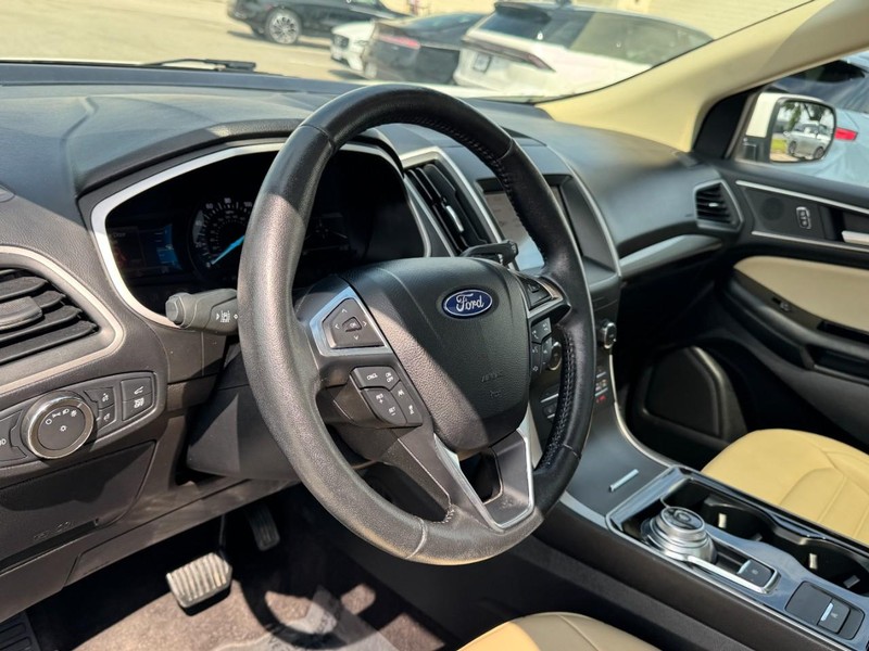 Ford Edge Vehicle Full-screen Gallery Image 15