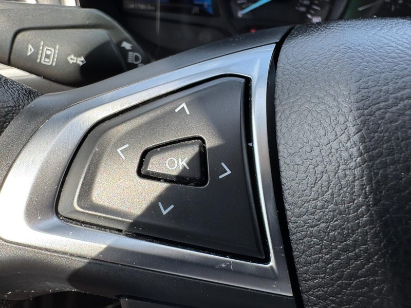 Ford Edge Vehicle Full-screen Gallery Image 18
