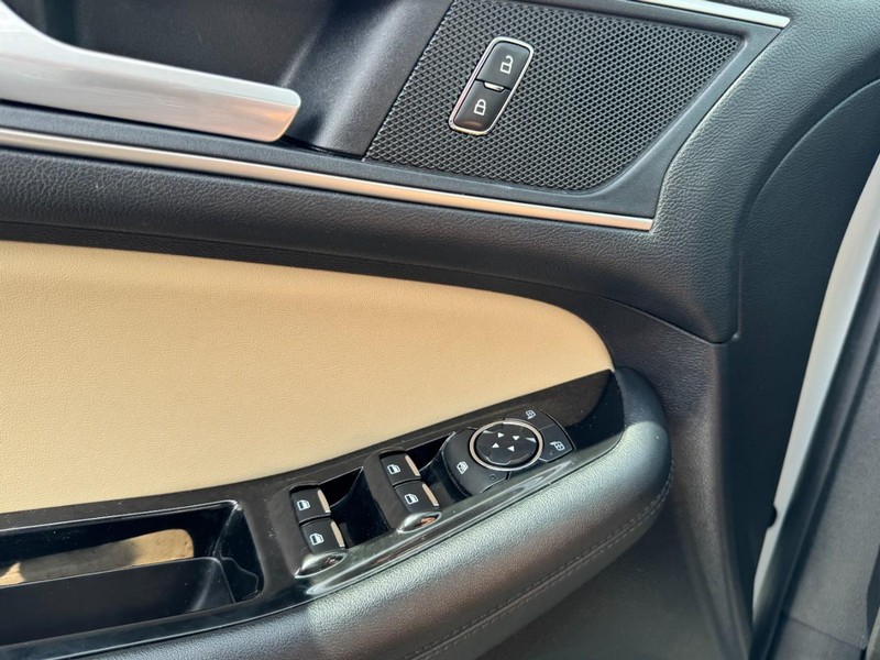 Ford Edge Vehicle Full-screen Gallery Image 25