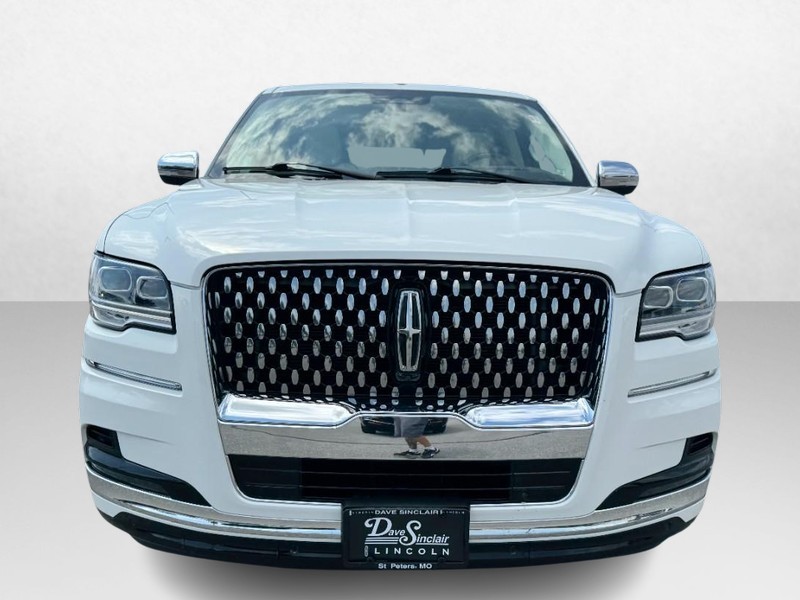 Lincoln Navigator Vehicle Full-screen Gallery Image 02
