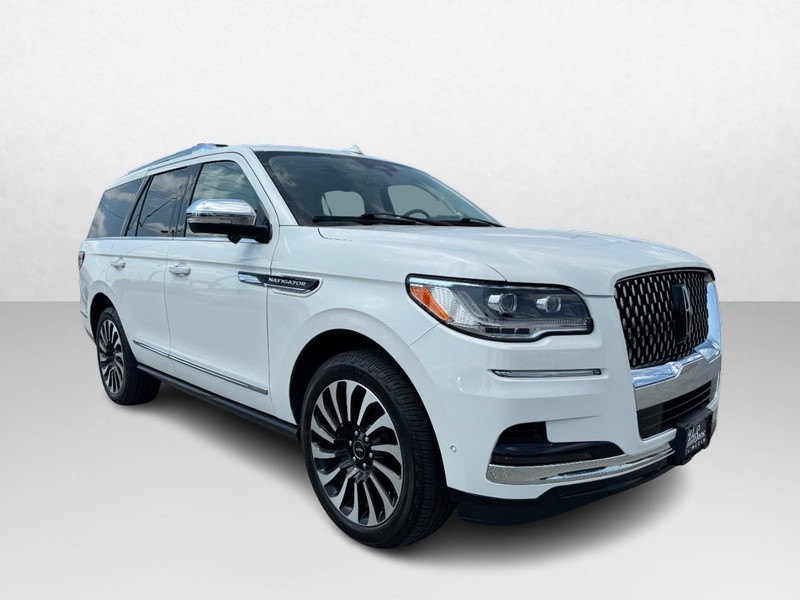Lincoln Navigator Vehicle Full-screen Gallery Image 03