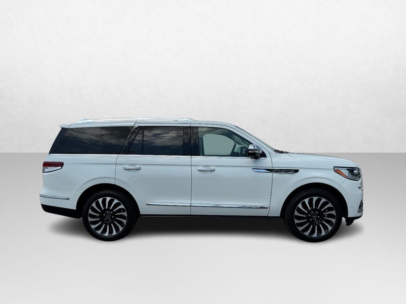 Lincoln Navigator Vehicle Full-screen Gallery Image 04