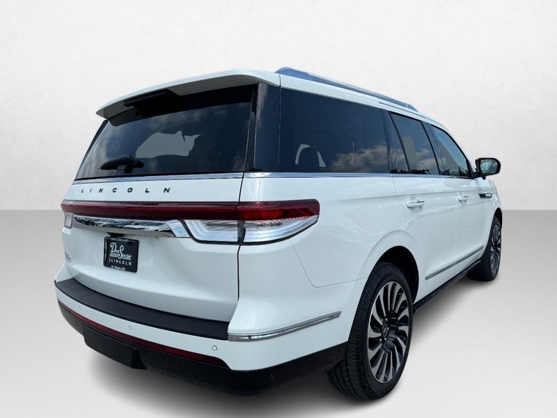 Lincoln Navigator Vehicle Full-screen Gallery Image 05